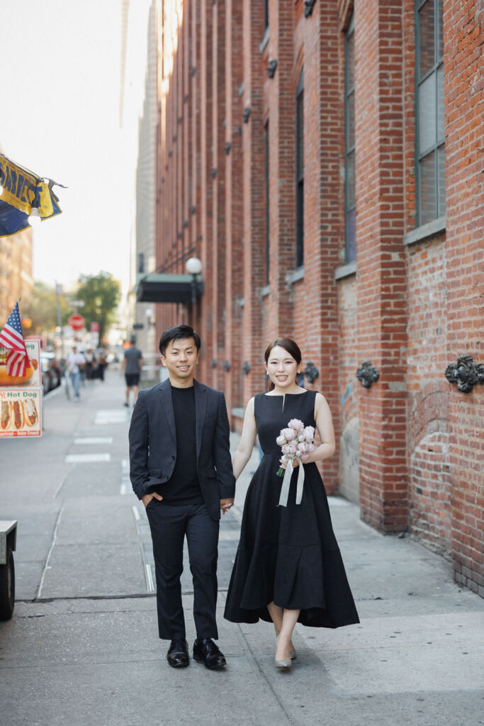 ニューヨークの前撮りウェディングフォト/ブラック・コーデの花嫁と花婿。