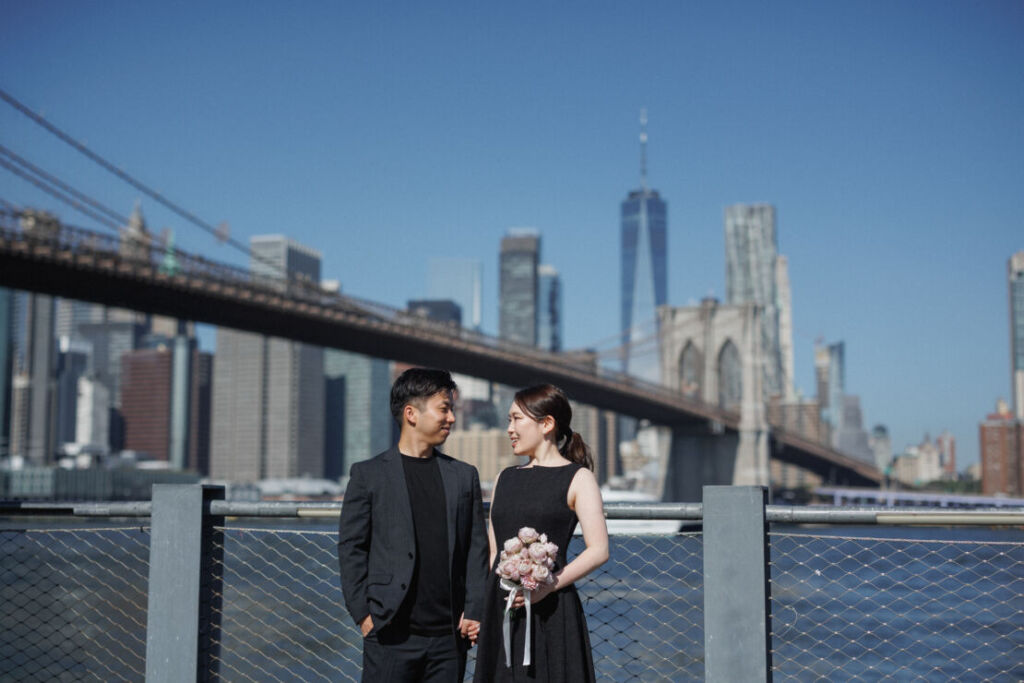 ニューヨークの前撮りウェディングフォト/ブルックリンブリッジパークからマンハッタンの景色。