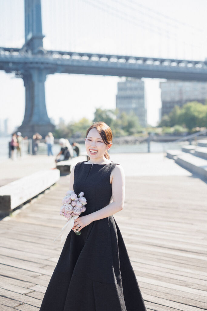ニューヨークの前撮りウェディングフォト/シックで上質な黒いドレスに身を包む花嫁さま。