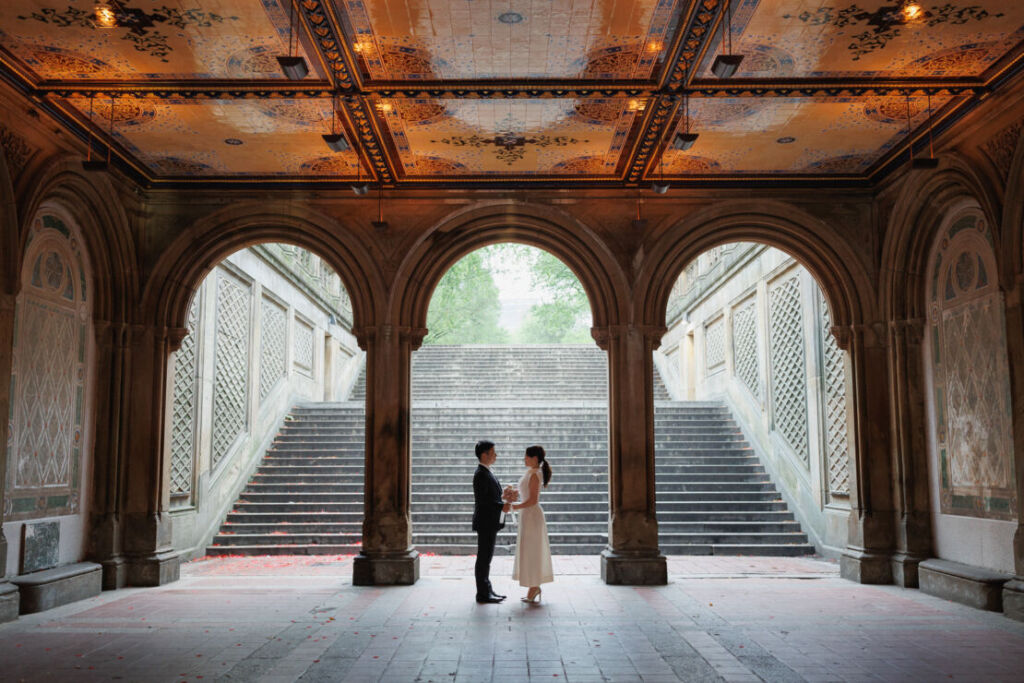 ニューヨークの前撮りウェディングフォト/光の差し込むベセスダテラスのアーケードで見つめ合う花嫁と花婿。