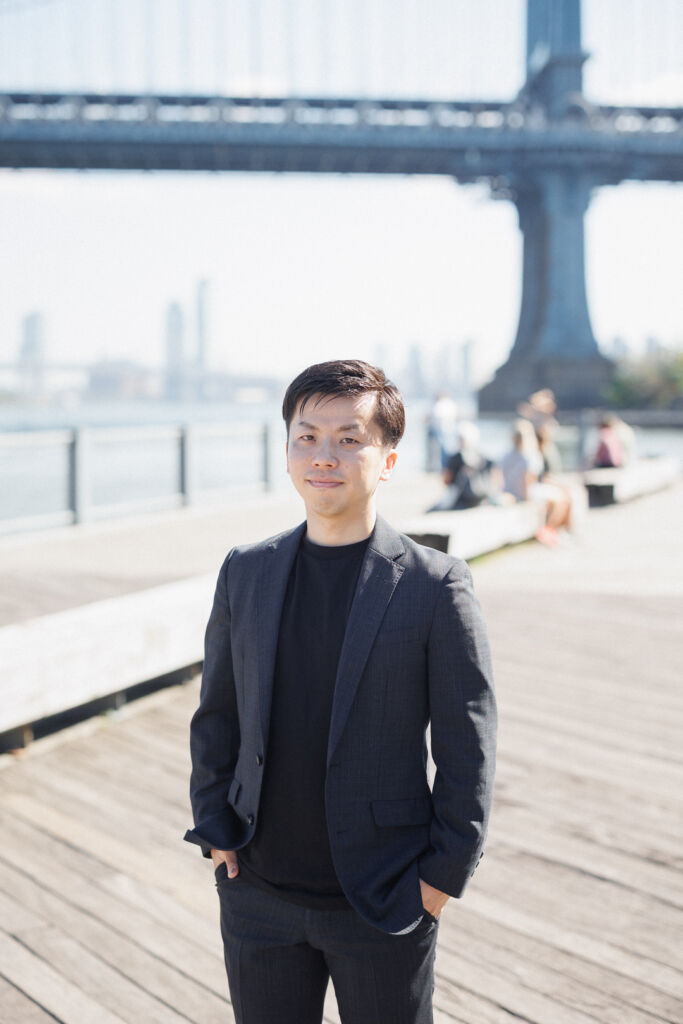 ニューヨークの前撮りウェディングフォト/ジャケットの中を黒いシャツに替えられた花婿さま。