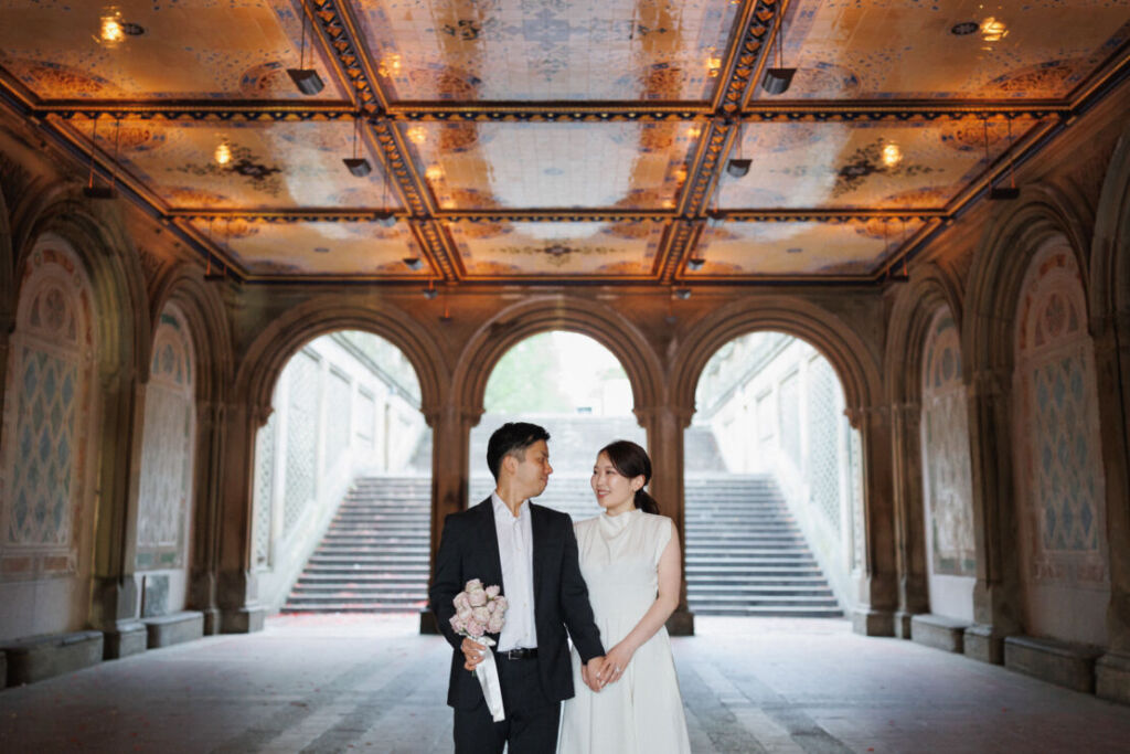 ニューヨークの前撮りウェディングフォト/ベセスダテラスで見つめ合う花嫁と花婿。