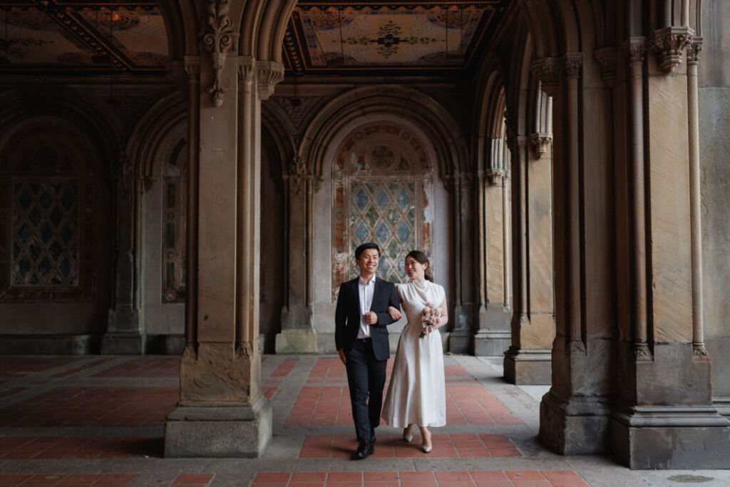 ニューヨークの前撮りウェディングフォト/ベセスダテラスを腕を組んで歩く花嫁と花婿。