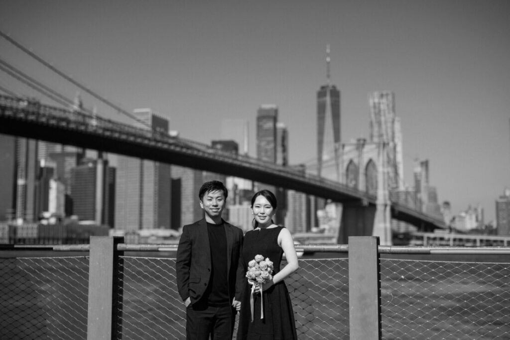 ニューヨークの前撮りウェディングフォト/ブルックリンブリッジパークから大迫力のブルックリンブリッジを背景に。
