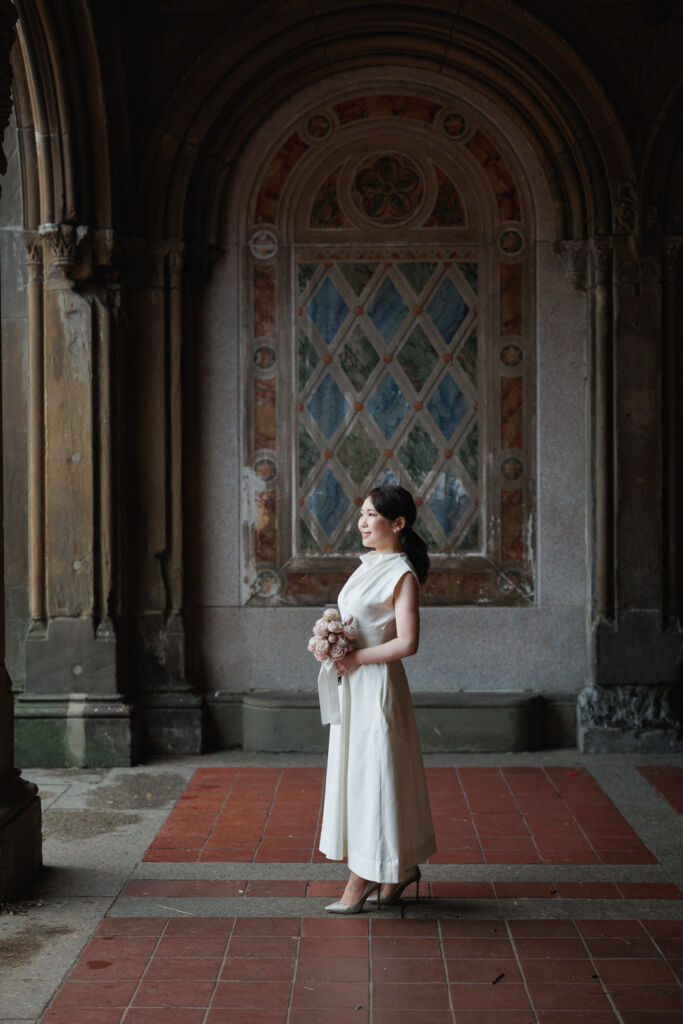 ニューヨークの前撮りウェディングフォト/ベセスダテラスの壁画前で花嫁さまのソロショット。
