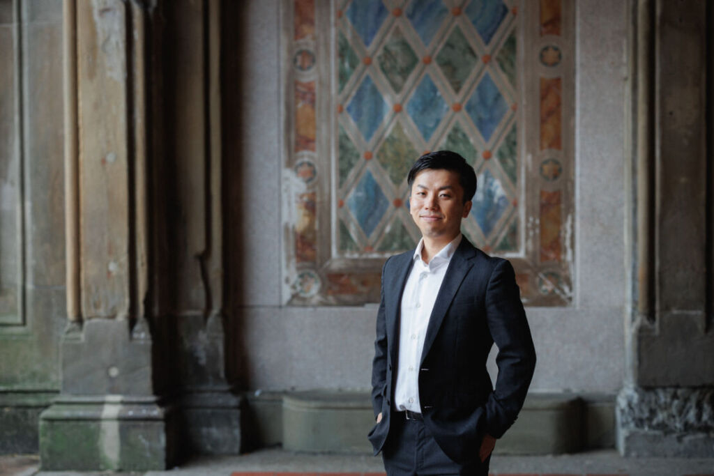 ニューヨークの前撮りウェディングフォト/ベセスダテラスで花婿さまのソロショット。