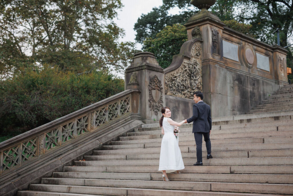 ニューヨークの前撮りウェディングフォト/セントラルパークのベセスダテラスにて待ち合わせ。