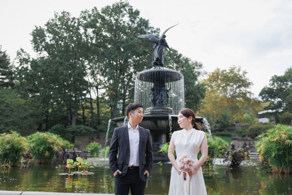 ニューヨークの前撮りウェディングフォト/ベセスダの噴水前にて。