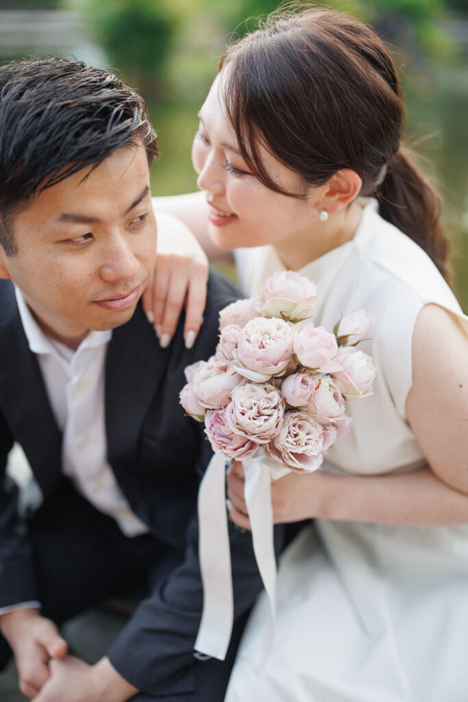 ニューヨークの前撮りウェディングフォト/花嫁と花婿のアップショット。