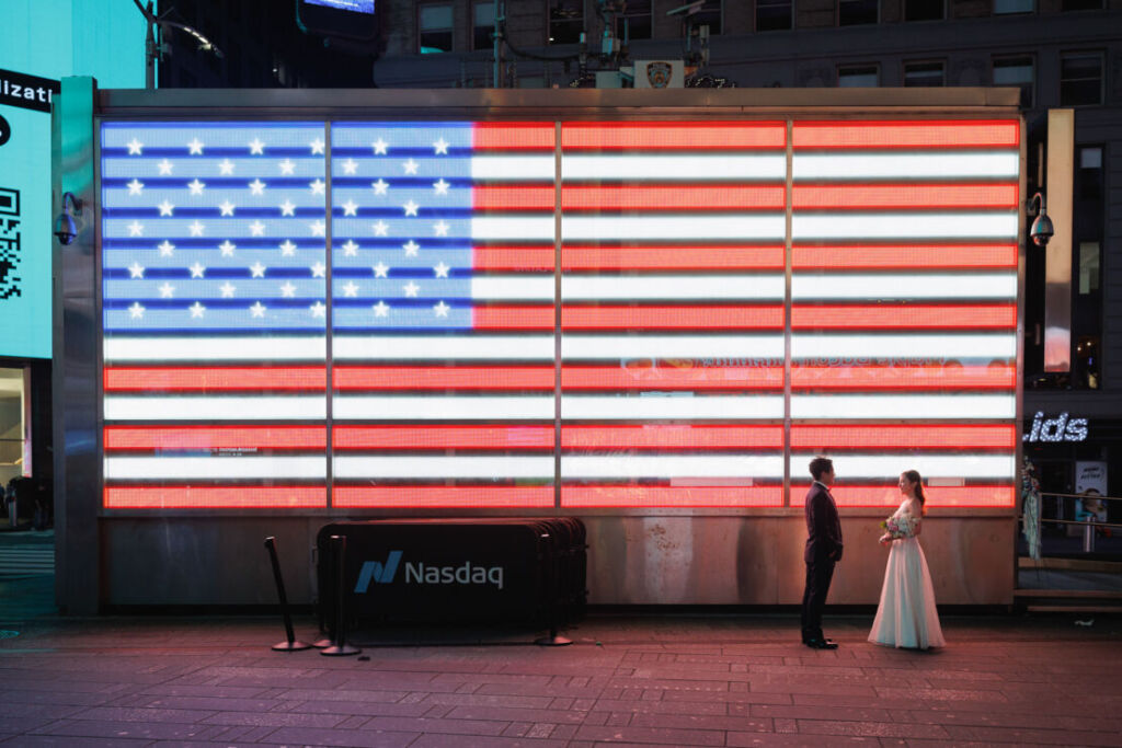 ニューヨークのウェディングフォト|前撮り/タイムズスクエアのアメリカ国旗前にて。