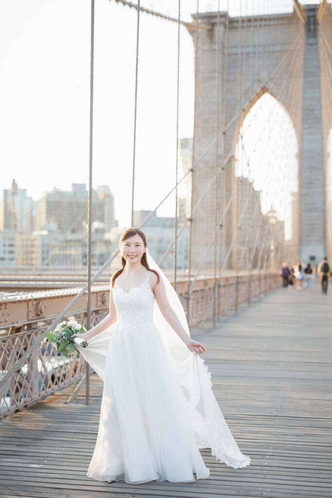 ニューヨークのウェディングフォト|前撮り/スパゲッティストラップのAラインウェディングドレス。