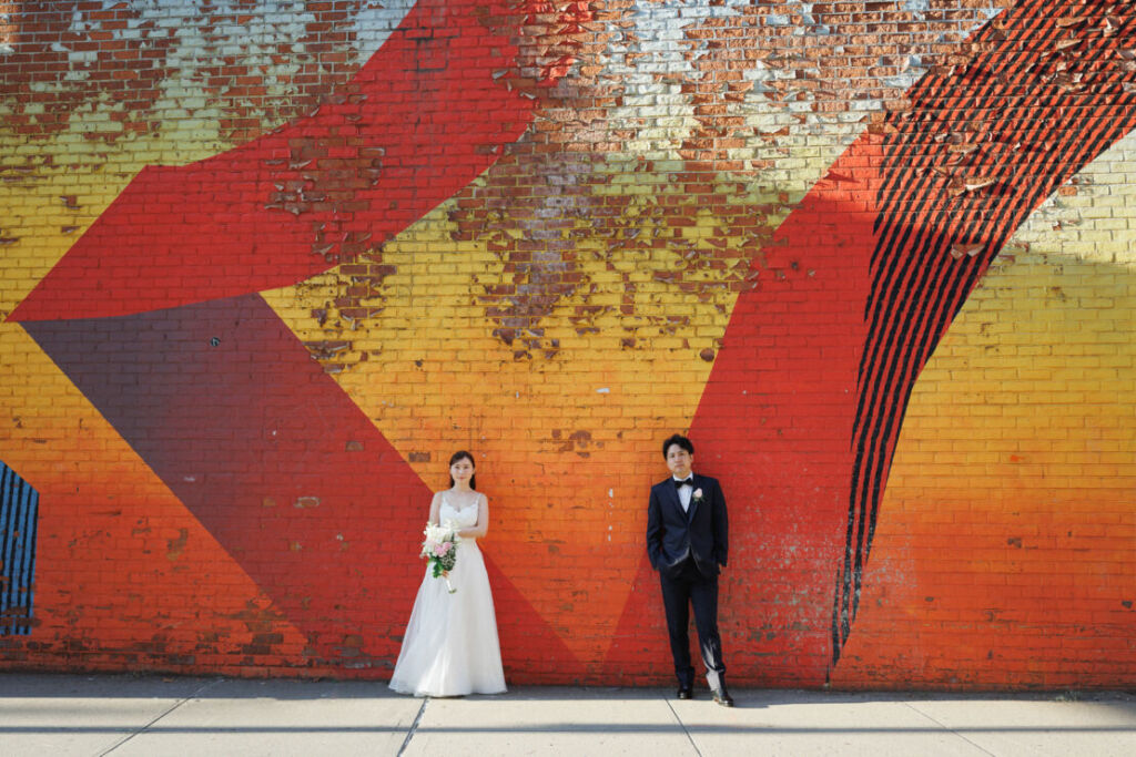 ニューヨークのウェディングフォト|前撮り/ビタミンカラーのグラフィティ前にて。