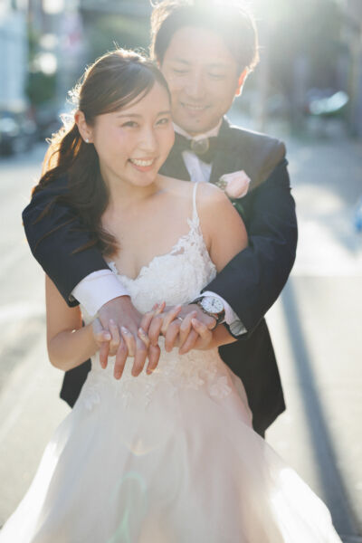 ニューヨークウェディングフォト|前撮り/手をつなぎ笑顔の花嫁と花婿。