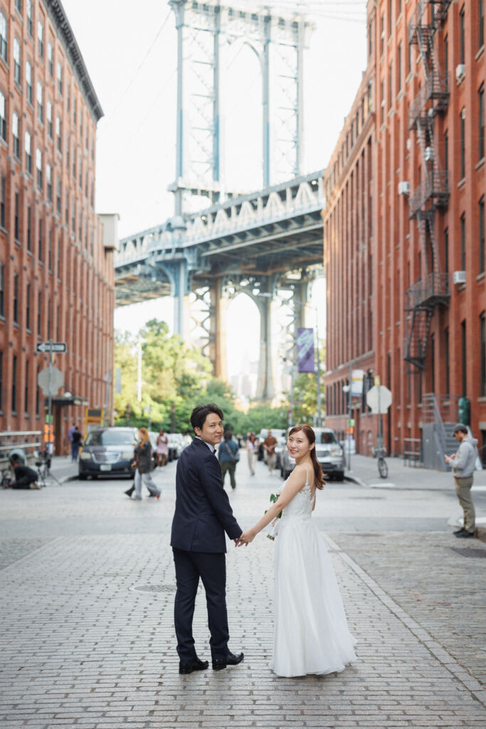 ニューヨークのウェディングフォト|前撮り/ワシントンストリートに立つ花嫁と花婿。
