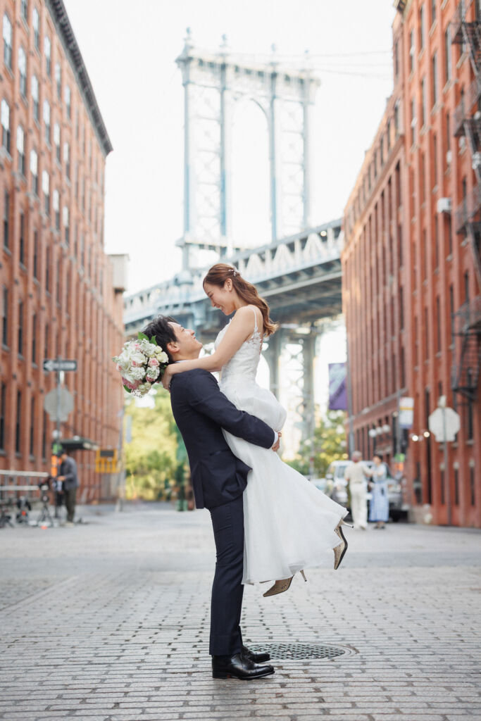 ニューヨークのウェディングフォト|前撮り/ワシントンストリートで抱っこショット。
