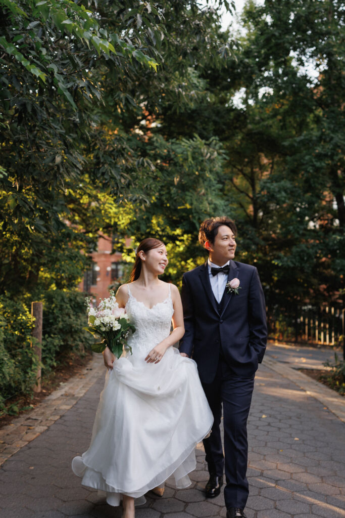 ニューヨークのウェディングフォト|前撮り/緑の中を楽しそうに歩くカップル。