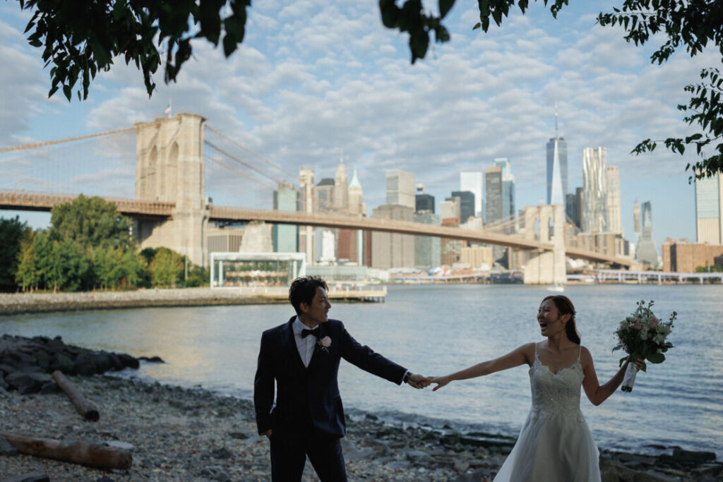 ニューヨークのウェディングフォト|前撮り/ブルックリンブリッジパークからのマンハッタンの光景を。