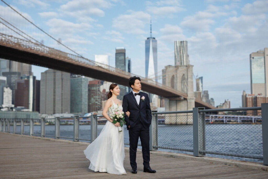 ニューヨークのウェディングフォト|前撮り/同じ方向を見ている花嫁と花婿。