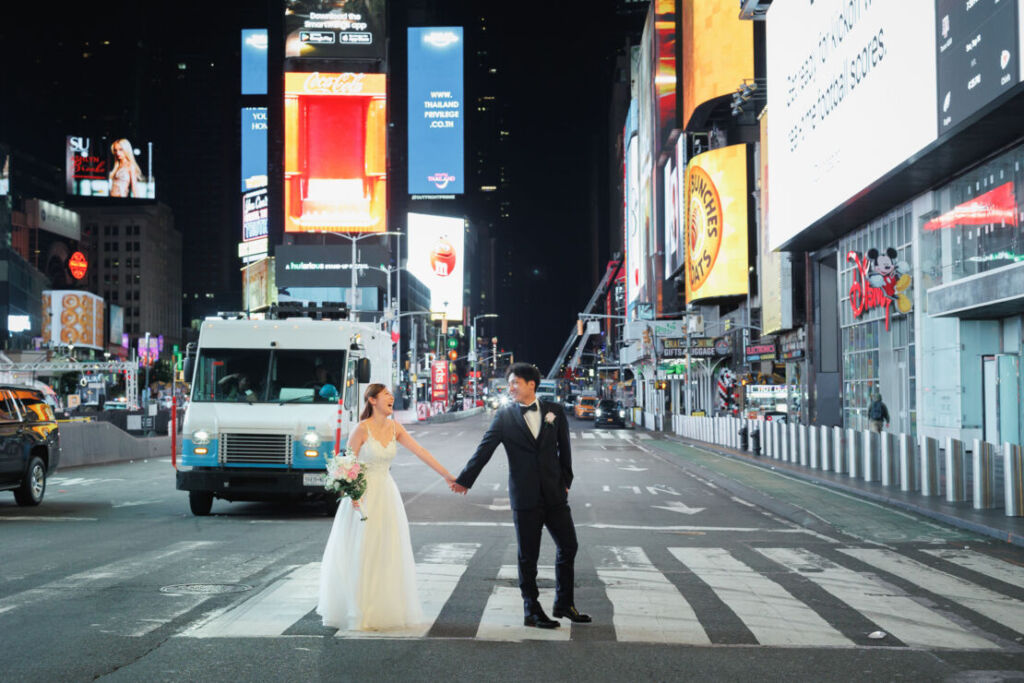 ニューヨークのウェディングフォト|前撮り/タイムズスクエアで横断歩道ショット。