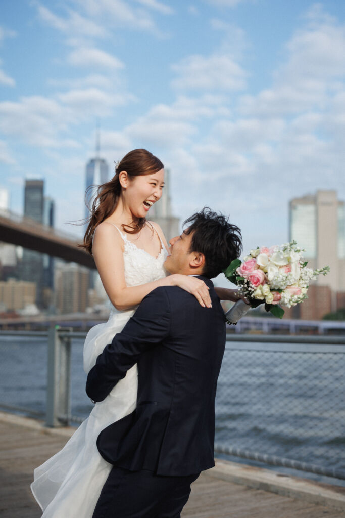 ニューヨークのウェディングフォト|前撮り/ブルックリンブリッジパークで抱っこショット。