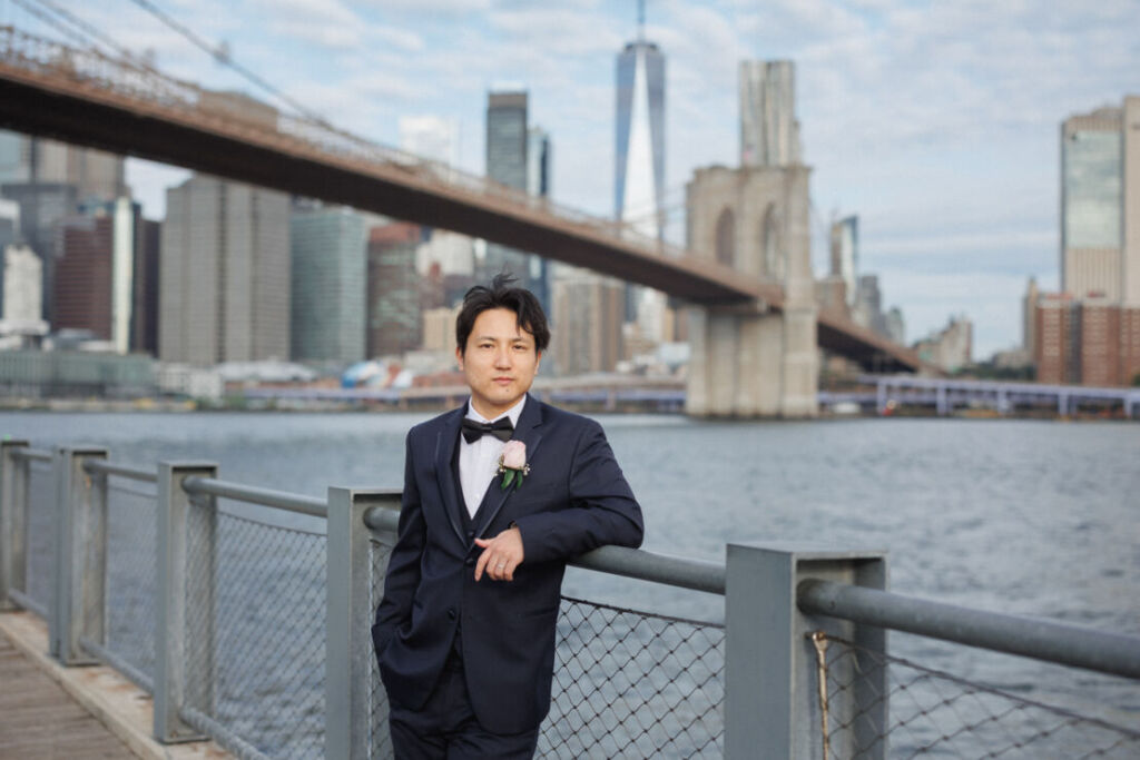 ニューヨークのウェディングフォト|前撮り/ダークグレーのス－ツ姿の花婿さま。