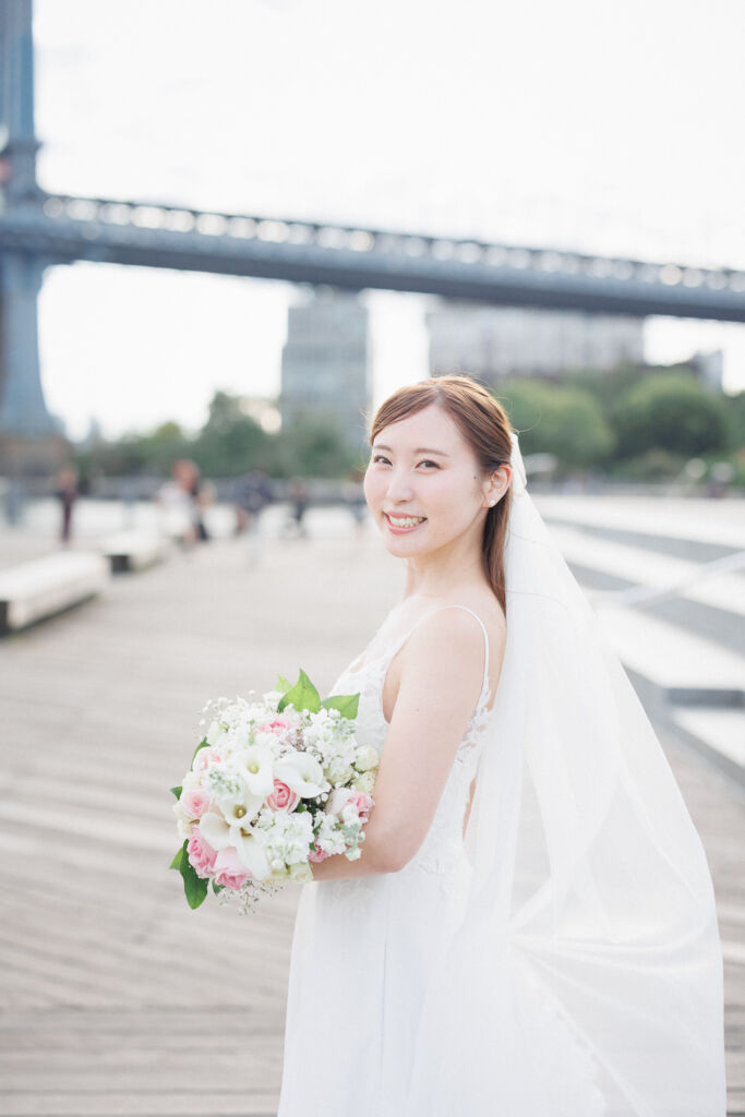 ニューヨークのウェディングフォト|前撮り/ブルックリンブリッジパークで花嫁さまの笑顔。