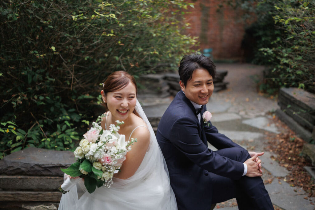 ニューヨークのウェディングフォト|前撮り/マックスファミリーガーデンで休憩中の花嫁と花婿。