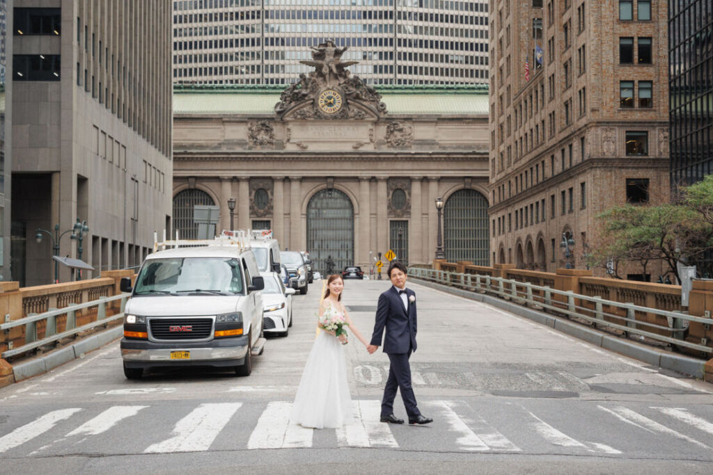 ニューヨークのウェディングフォト|前撮り/グランドセントラル駅の前で横断歩道ショット。
