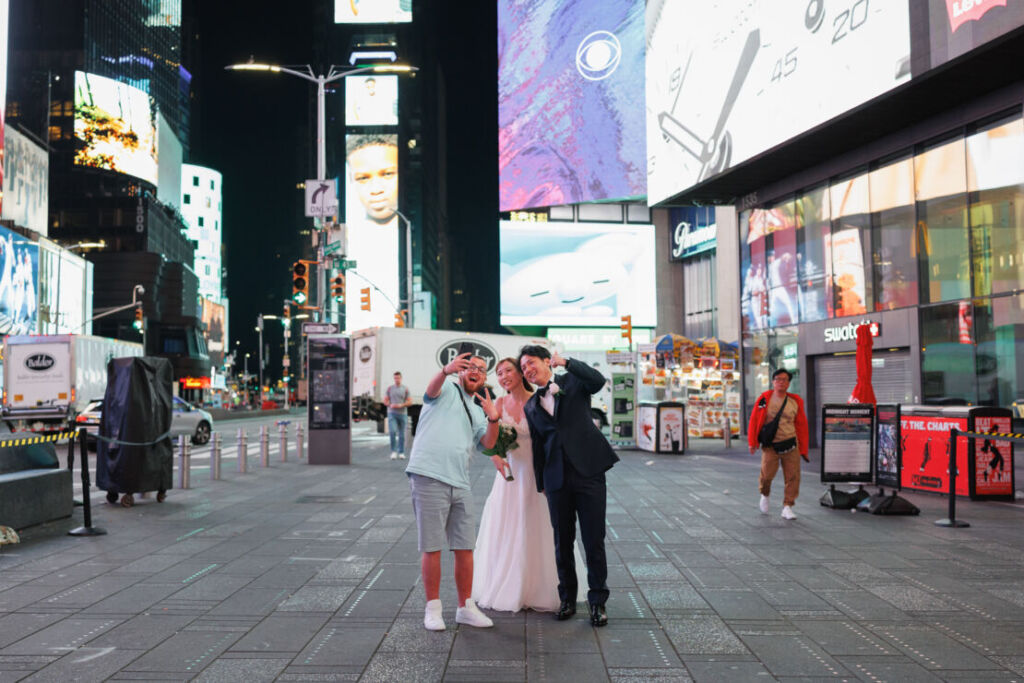 ニューヨークのウェディングフォト|前撮り/観光客が来て記念写真を撮る姿。