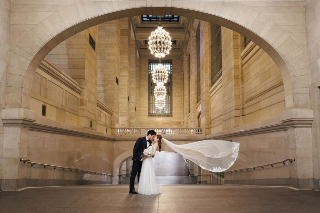ニューヨークのウェディングフォト|前撮り/グラセンの連絡通路でベールが舞う瞬間。