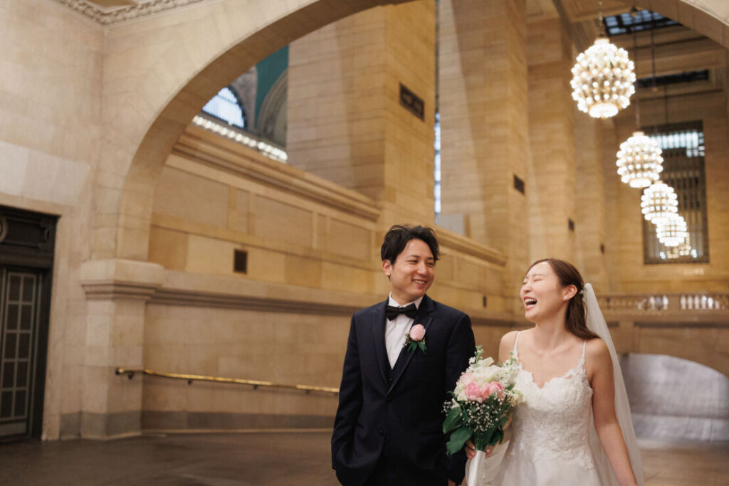 ニューヨークのウェディングフォト|前撮り/グラセンの連絡通路で笑顔の花嫁。