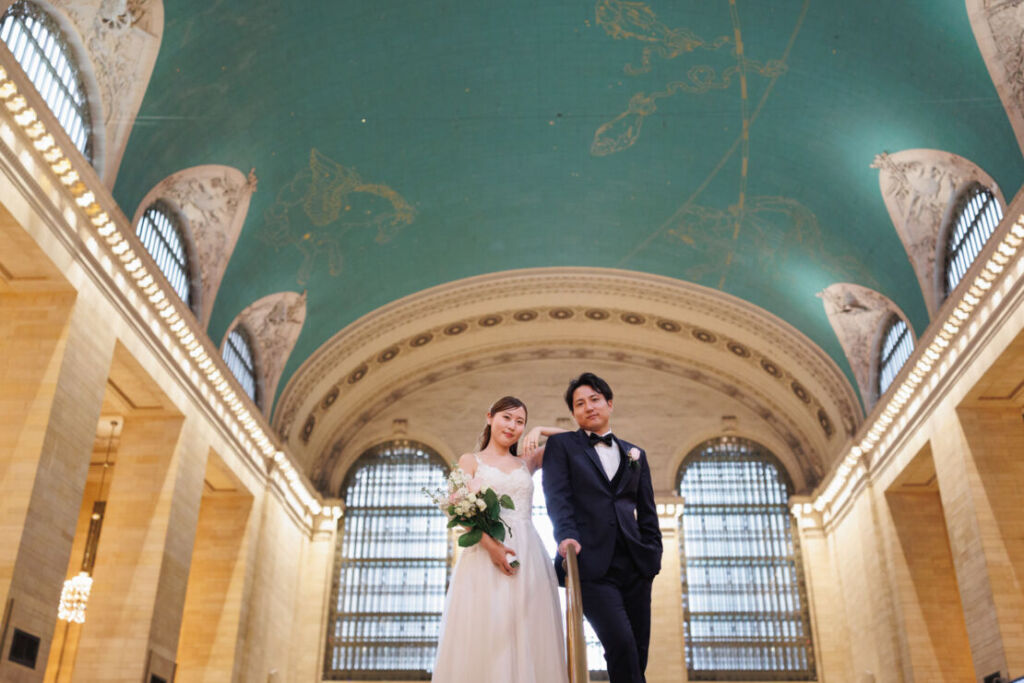 ニューヨークのウェディングフォト|前撮り/メインコンコースの星座を背景に。