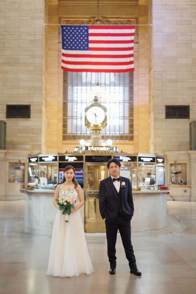 ニューヨークのウェディングフォト|前撮り/メインコンコースの時計台前にて。