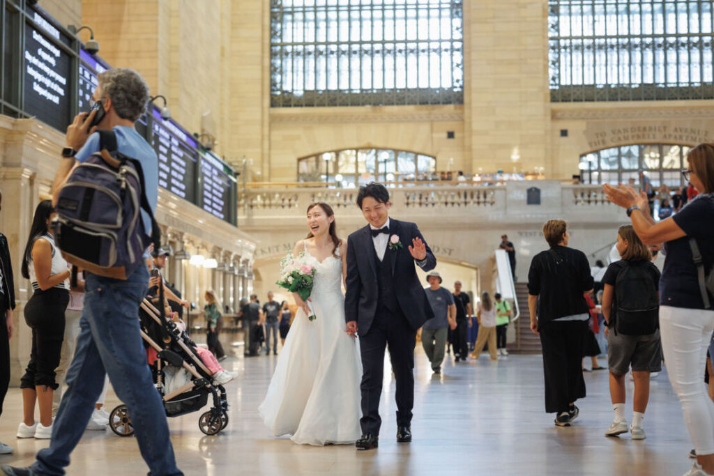 ニューヨークのウェディングフォト|前撮り/駅の利用局に祝福されている様子。