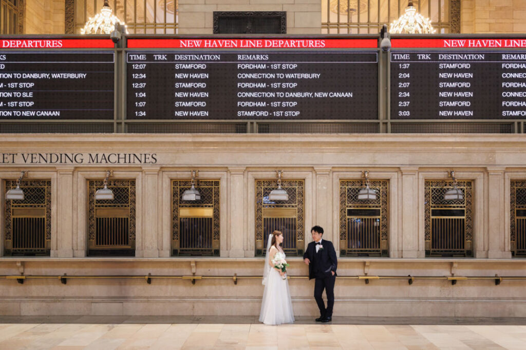 ニューヨークのウェディングフォト|前撮り/グランドセントラル駅の電光掲示板の下で。