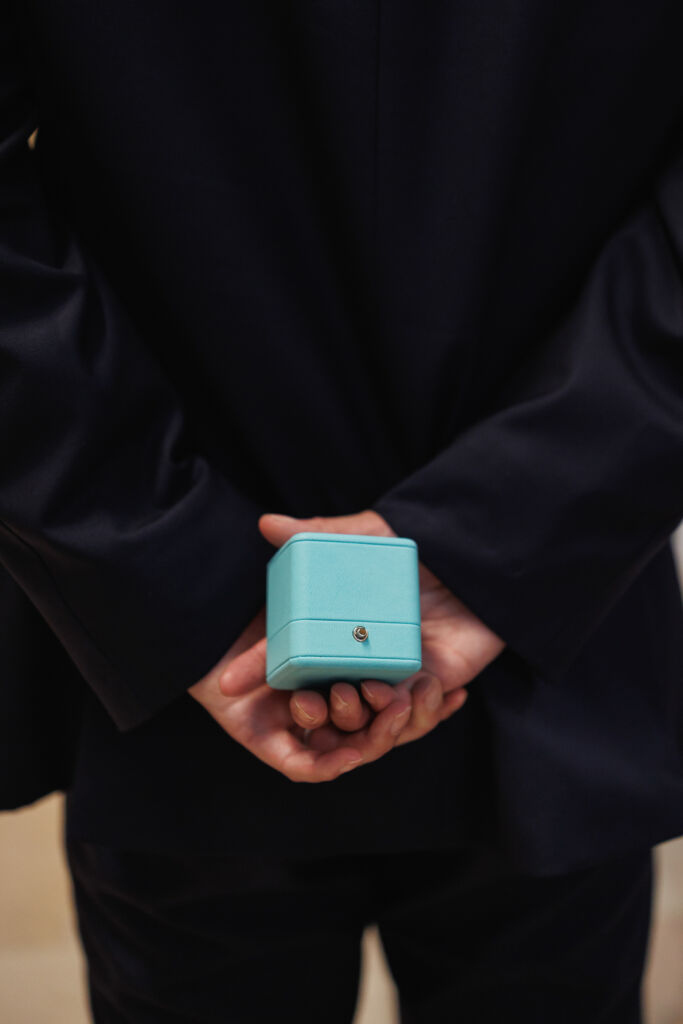 ニューヨークのウェディングフォト|前撮り/花婿さまの手の中にあるティファニーのブルーボックス。