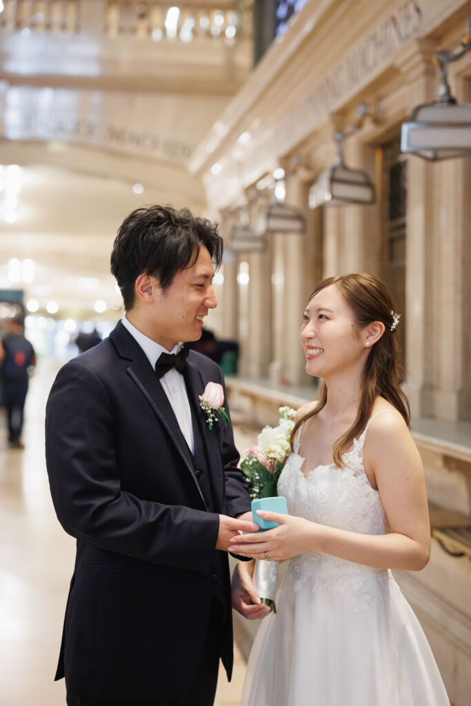 ニューヨークのウェディングフォト|前撮り/指輪を受け取りほほ笑みあう花嫁と花婿。