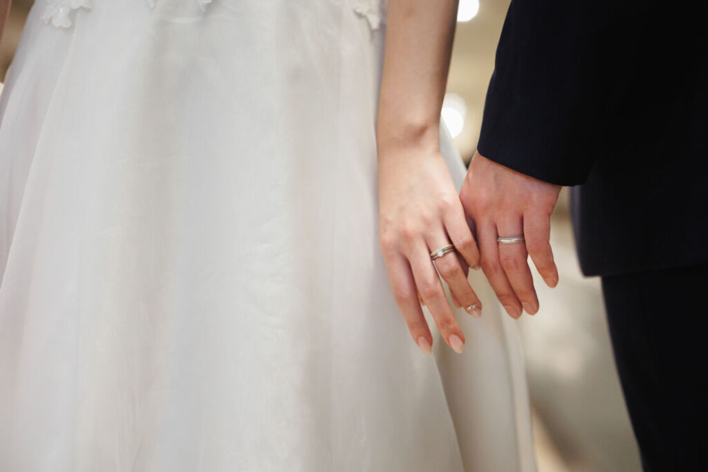 ニューヨークのウェディングフォト|前撮り/花嫁と花婿のリングをした手のアップ。
