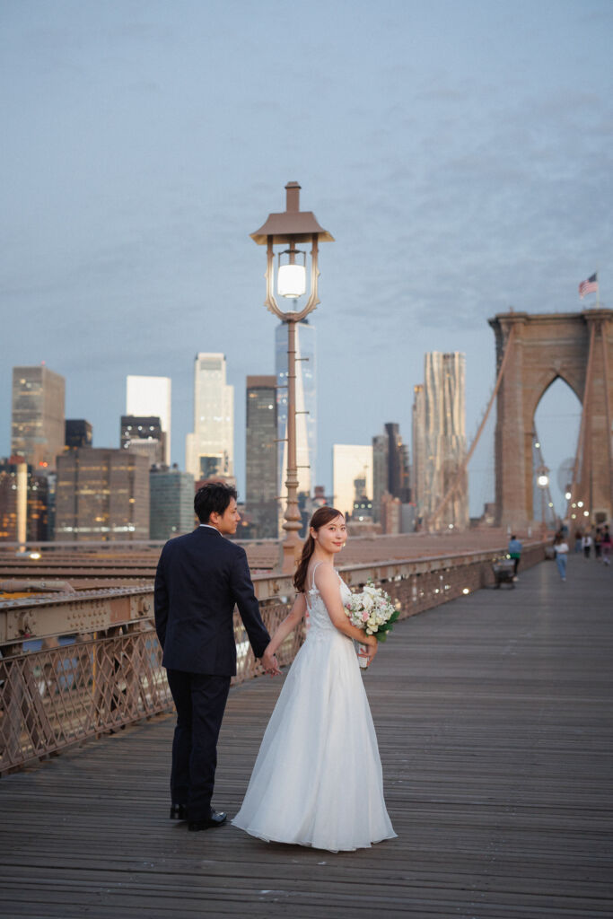 ニューヨークのウェディングフォト|前撮り/日の出前の白んだ空を背景に。