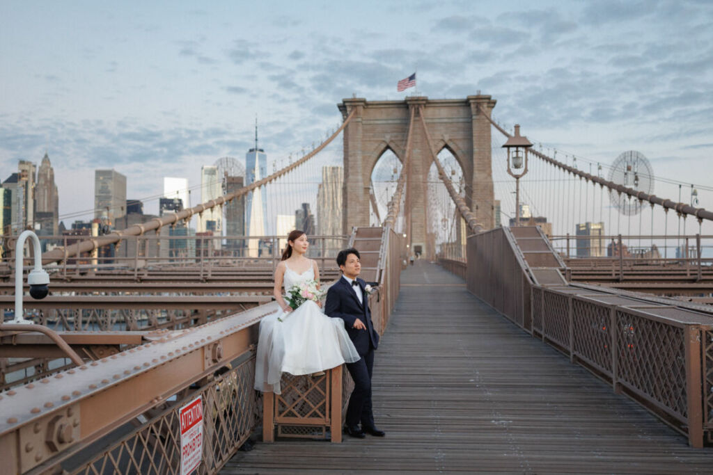ニューヨークのウェディングフォト|前撮り/ブルックリンブリッジで日の出を待つ花嫁と花婿。