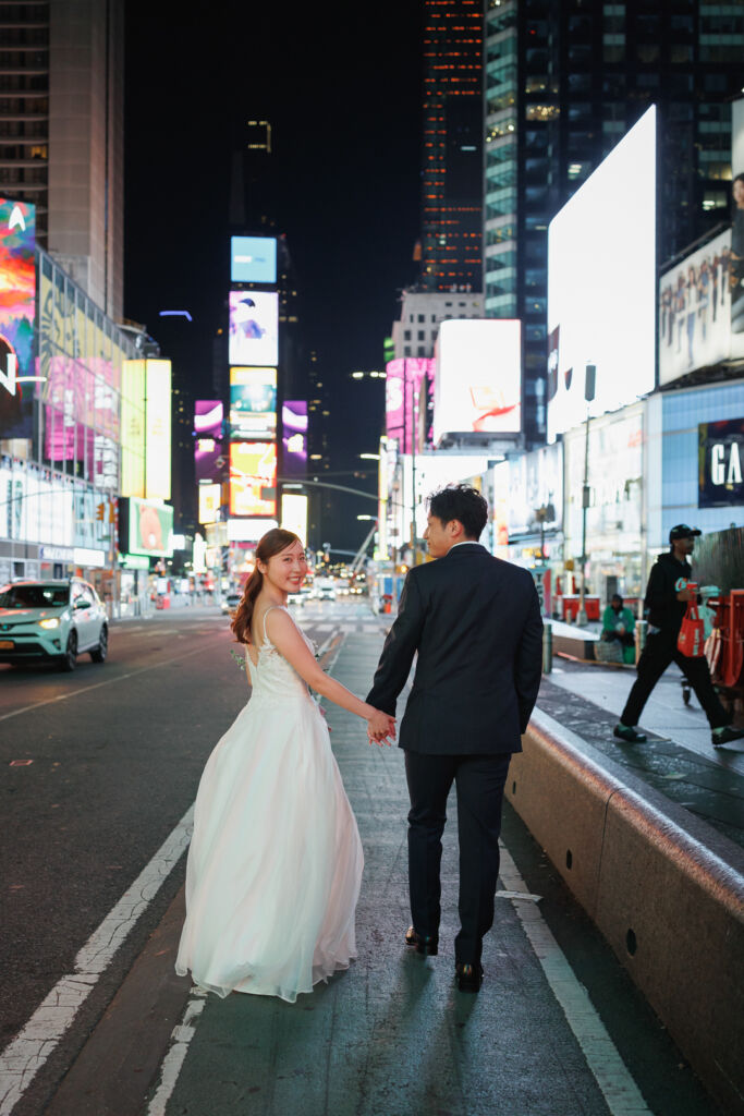 ニューヨークのウェディングフォト|前撮り/タイムズスクエアで振り返りショット。