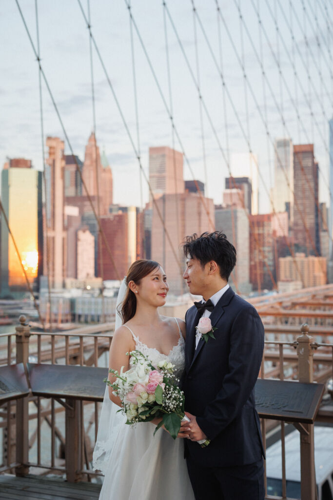ニューヨークのウェディングフォト|前撮り/ブルックリンブリッジで見つめ合う花嫁と花婿。