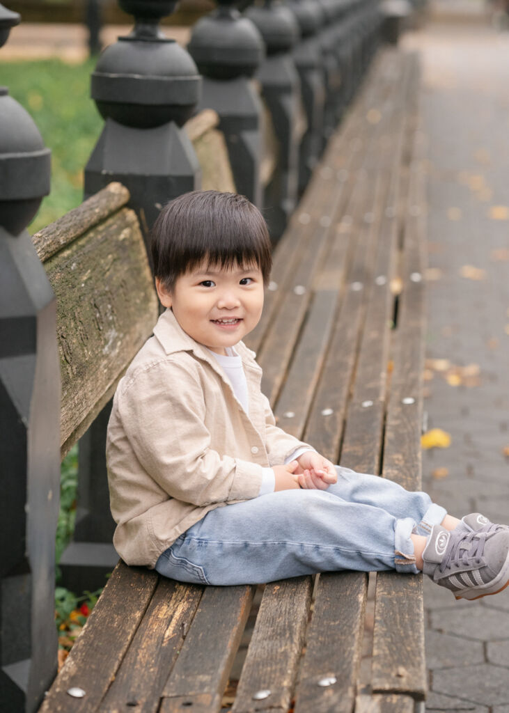 ニューヨークでファミリーフォト/ザ・モールのベンチに座る弟くん。