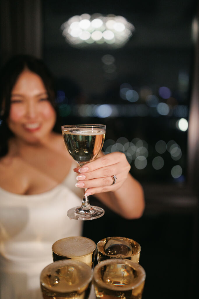 NYウェディングフォト|前撮り/シャンパンを手に持つ花嫁さま。