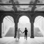 ニューヨークの前撮り|ウェディングフォト/ベセスダテラスをかけるカップル。