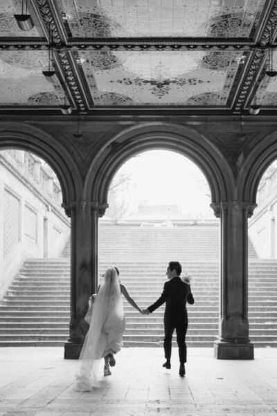 ニューヨークの前撮り|ウェディングフォト/ベセスダテラスをかけるカップル。