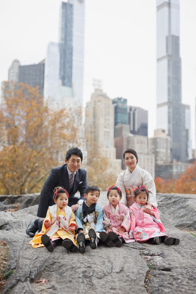 ニューヨークで七五三フォト/ザ・ロックに座るご家族。