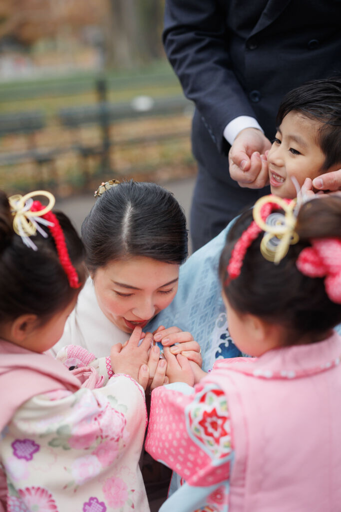 ニューヨークで七五三フォト/手を寄せ合うご家族。