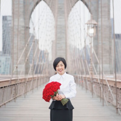 深紅を添えて迎える、ニューヨークの還暦