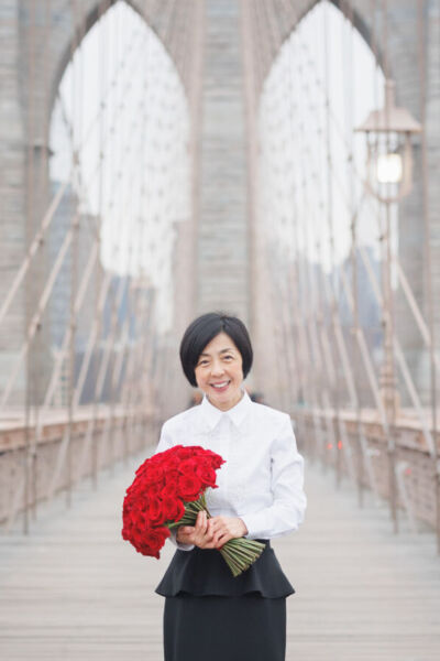 ニューヨークのファミリーフォト/ブルックリン橋に立つ女性。